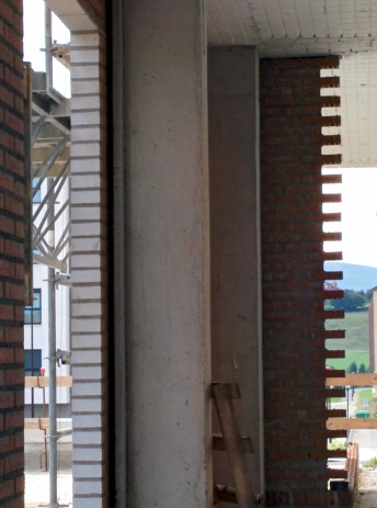 Detalle solución fachada autoportante en pilares exteriores.